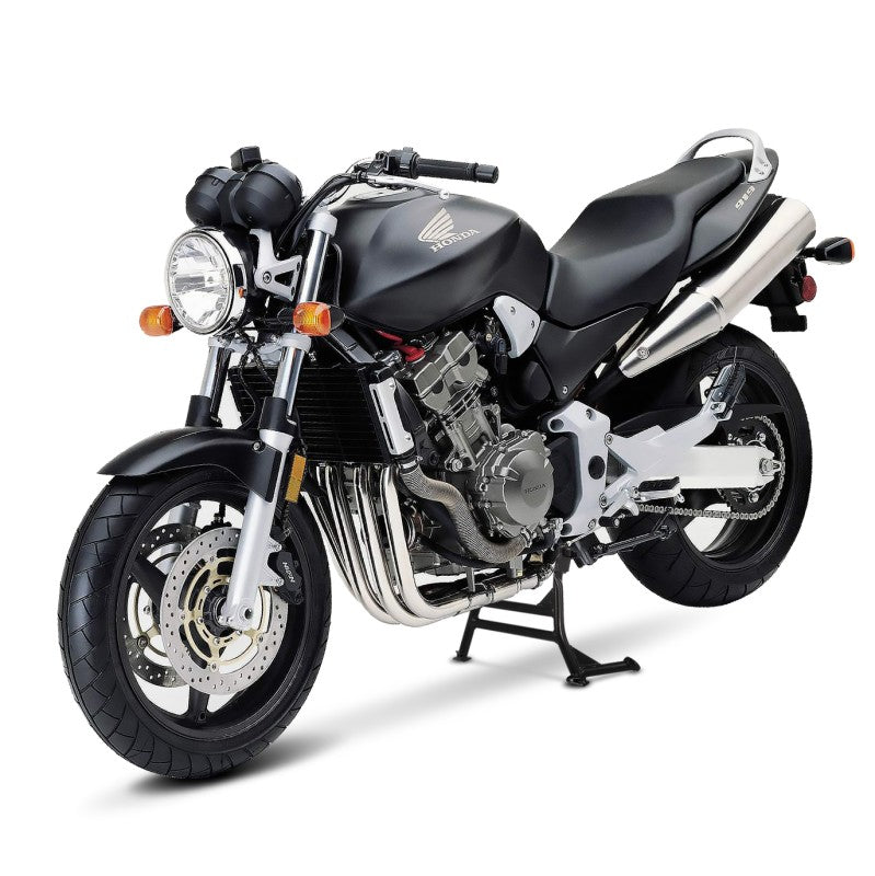 Honda Hornet 900 ridicata pe cric central pentru intretinere
