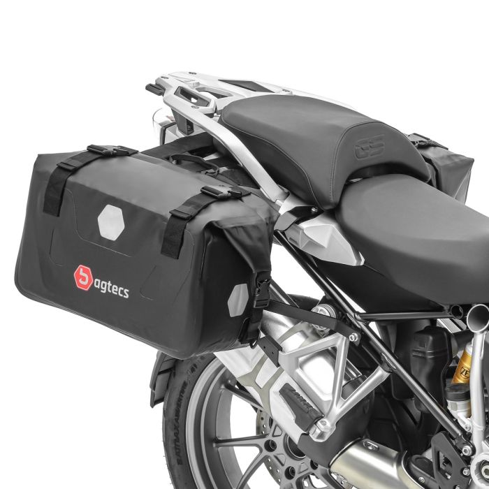 Genți laterale Bagtecs RB25 fixate pe motocicletă.