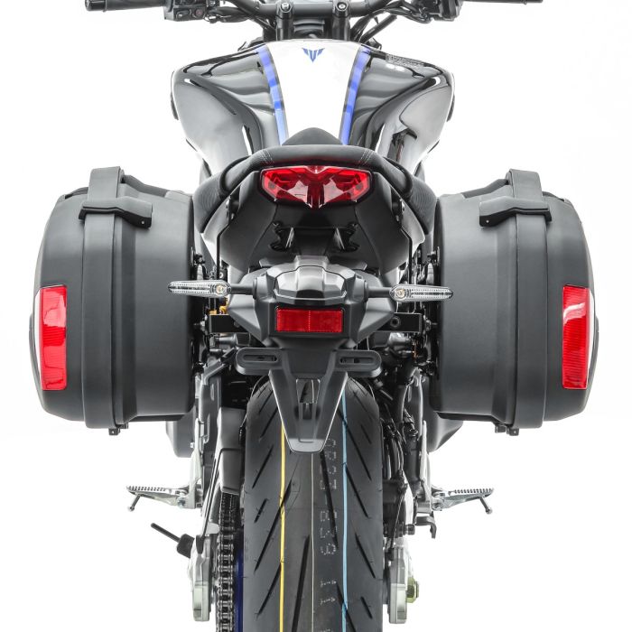 Suport universal inclus pentru montare pe motocicletă.