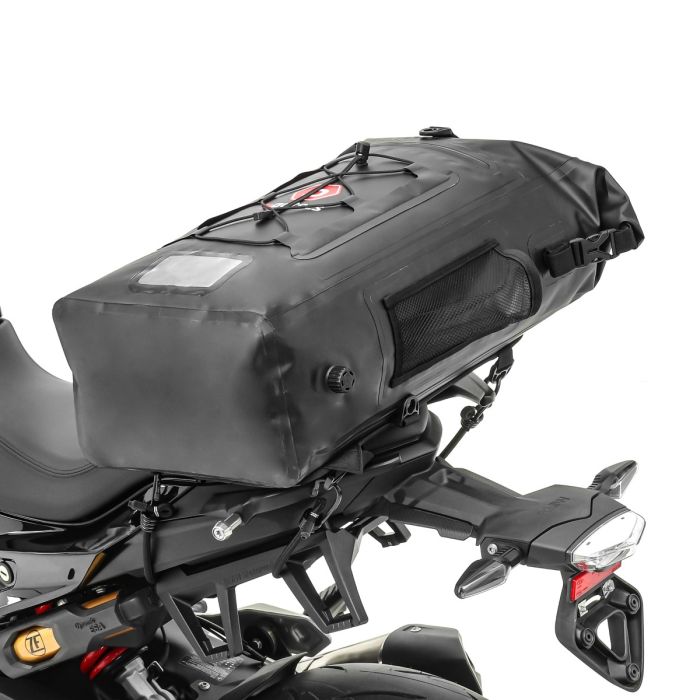 Bagaj moto Bagtecs WPX fixat pe șaua pasagerului.
